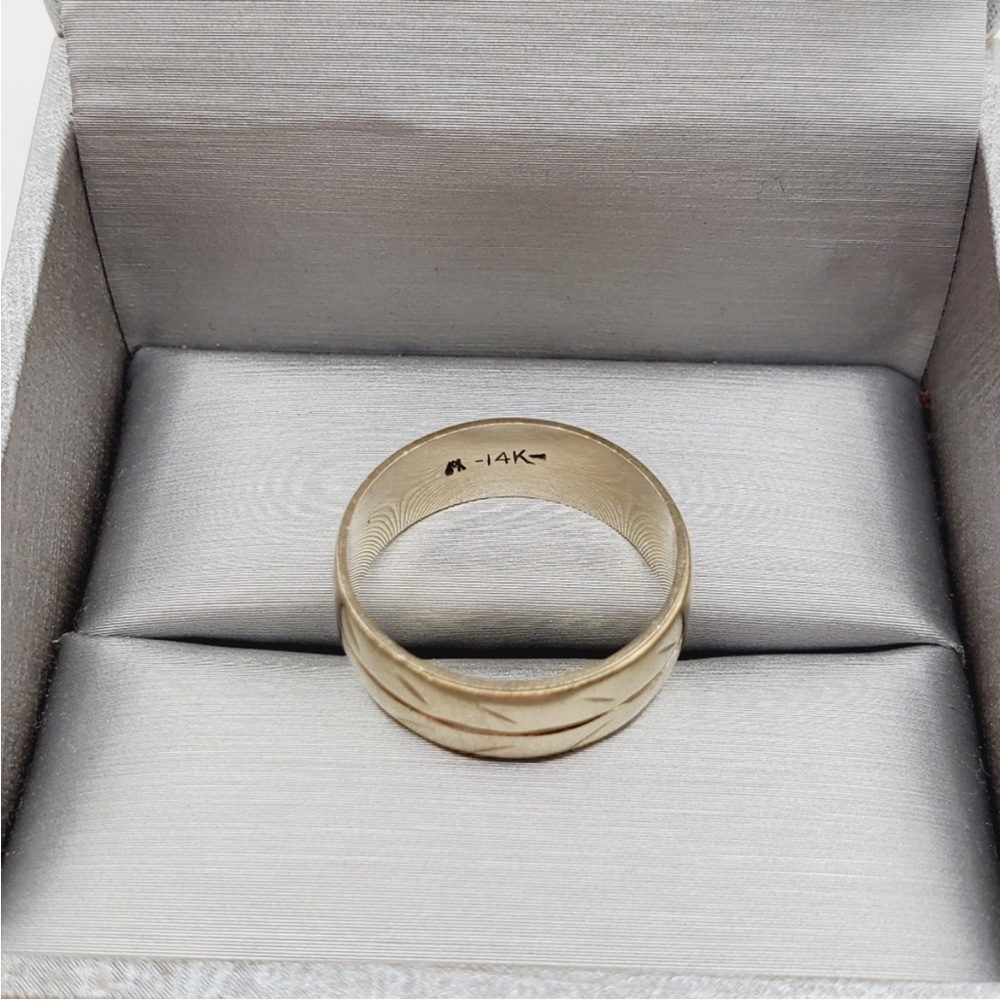 14k Solid Yellow Gold Etched Wedding Band Vintage Ring - Picture 4 of 7